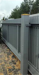 Alfen, siłownik roger zintegrowany ze słupkiem, ogrodzenie, aluminiowe