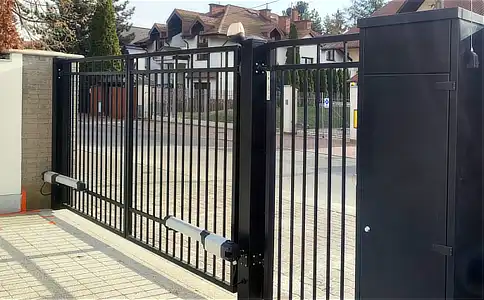 Alfen, siłownik roger zintegrowany ze słupkiem, ogrodzenie, aluminiowe
